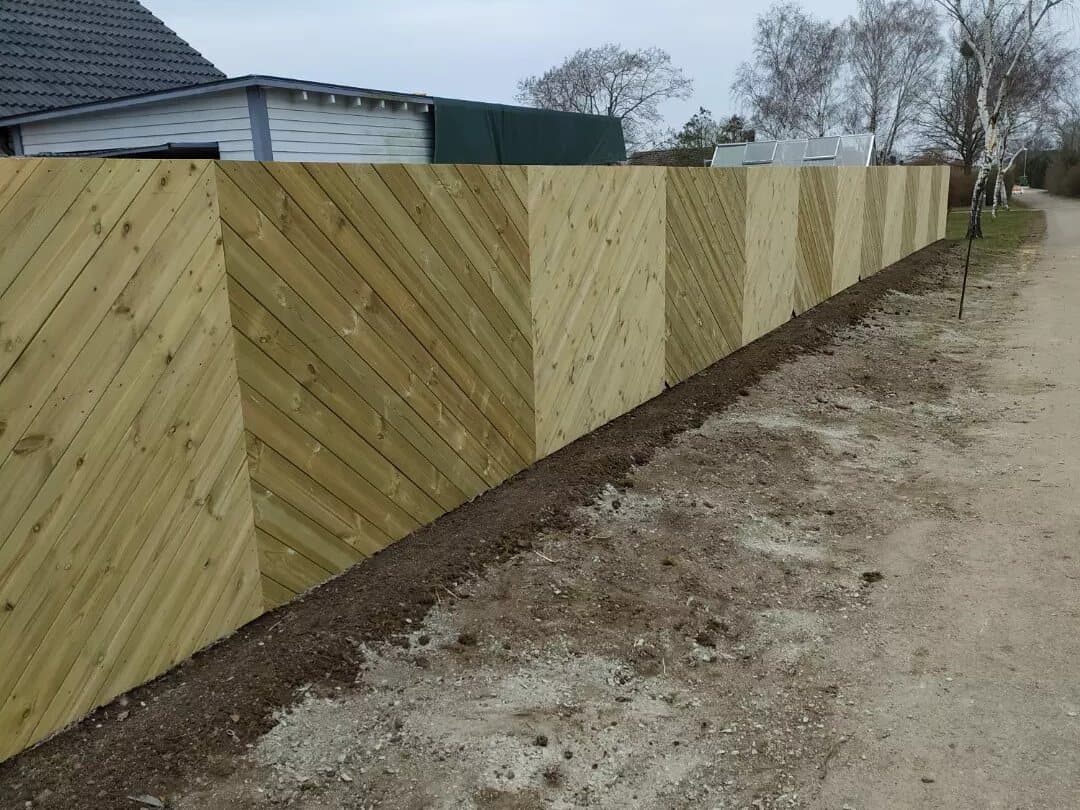 Nybyggt plank i trä längs en gångväg