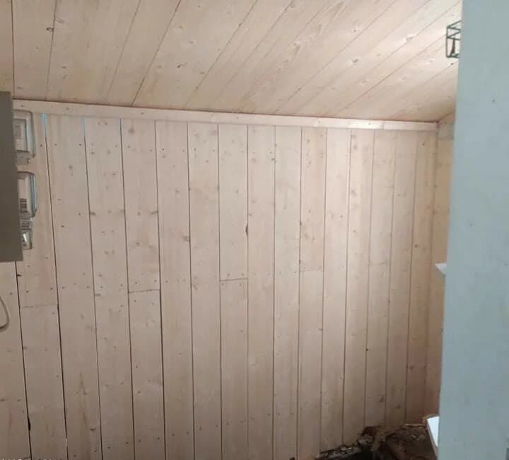 Ny träpanel invändigt i ett rum under renovering